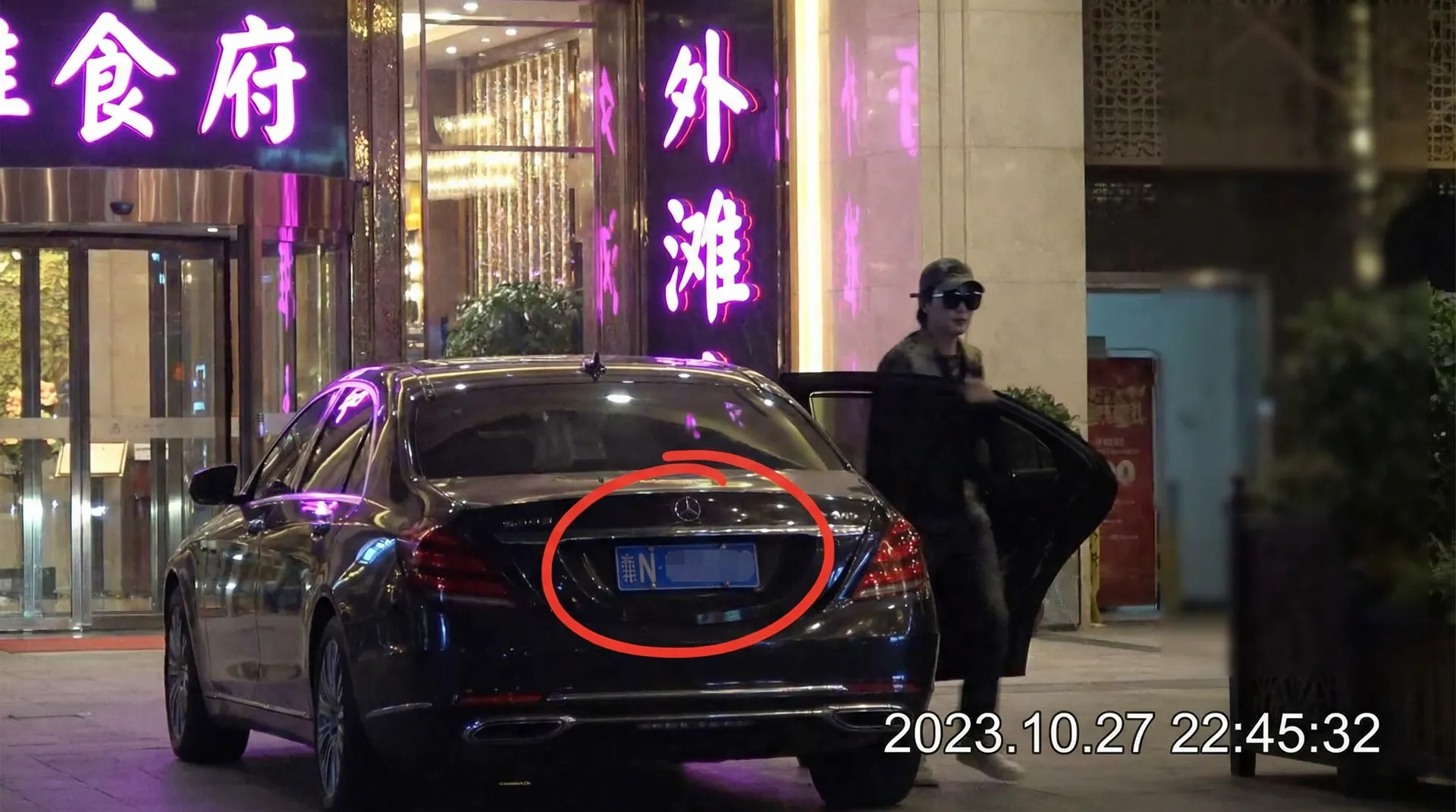 188083路mooc - 豪车餐厅外偷拍
